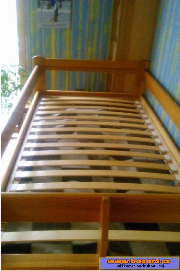 Zvýšenou dřevěnou postel 