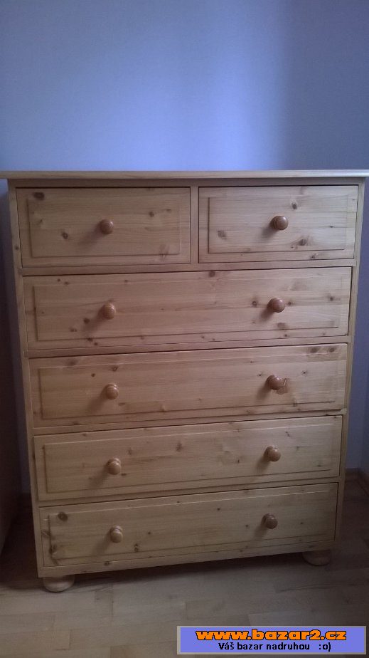 Dřevěná skřín s komodou