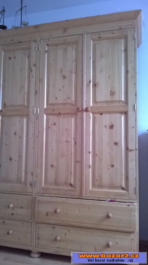 Dřevěná skřín s komodou