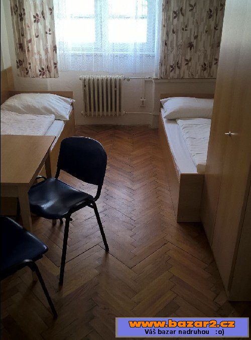 Skříně, postele, stoly a židle