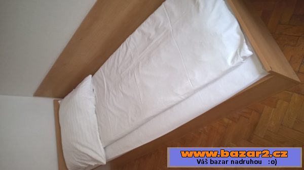 Skříně, postele, stoly a židle