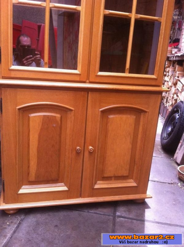Dvoudílnou vitrínu 192/96cm