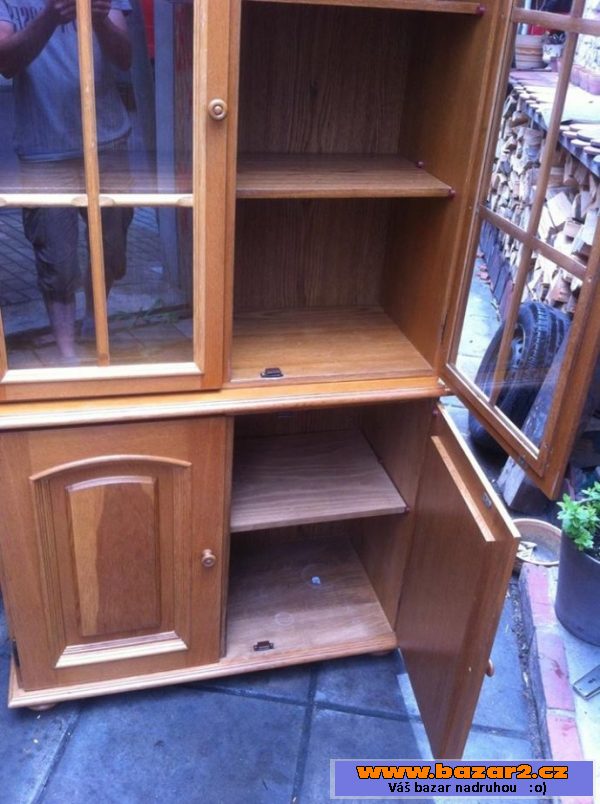 Dvoudílnou vitrínu 192/96cm