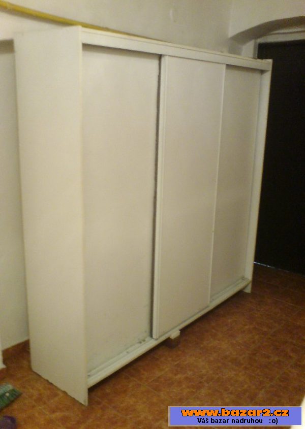 Nabízím z masivu šatní skříň 