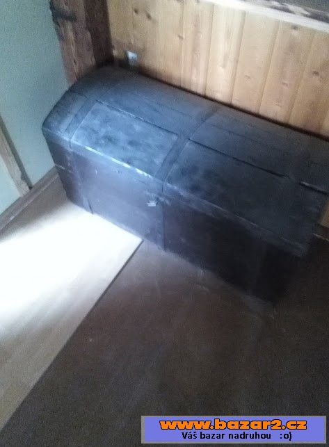 Stará kovaná truhla 
