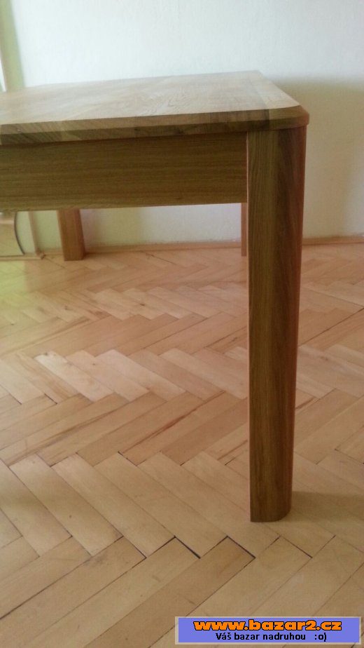 Celomasivní jídelní stůl z dubu