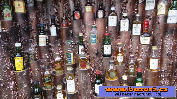 Skříň s miniaturami whisky