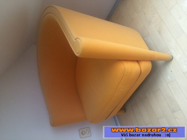 Designová pohovka a dvě křesla