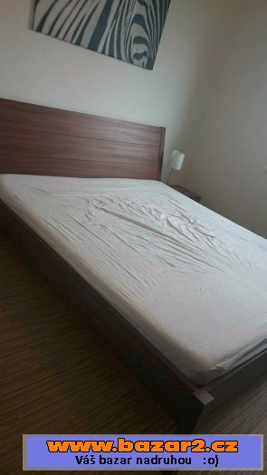Manželská postel s nočními stolky