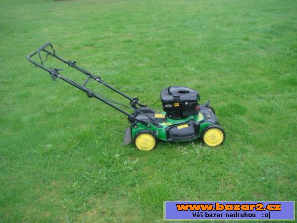 Benzínová sekačka John Deere JS 63