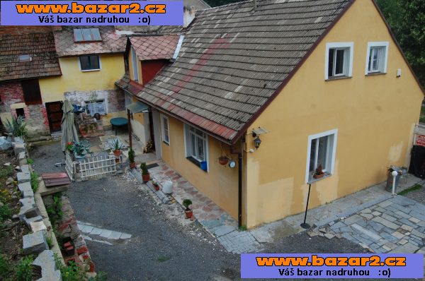 Rodinný dům s atelierem a zahradou,dvorkem 4+1 po částečné  rekonstrukci