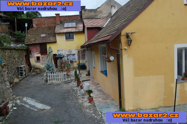 Rodinný dům s atelierem a zahradou,dvorkem 4+1 po částečné  rekonstrukci