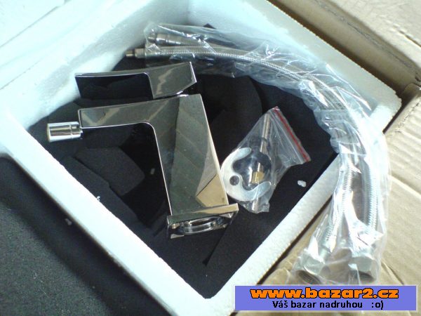 Závěsný bidet a páková baterie