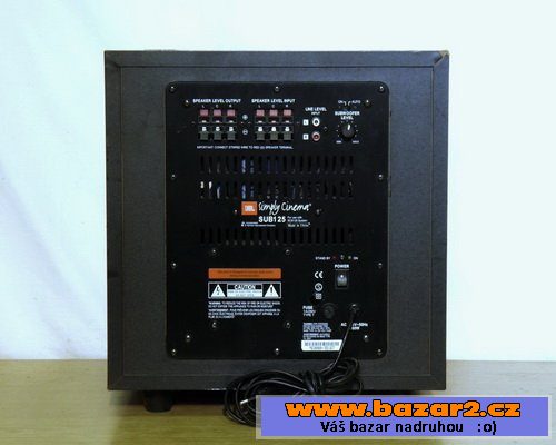 Aktivní subwoofer JBL.