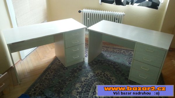2 starší kancelářské stoly - 800 Kč