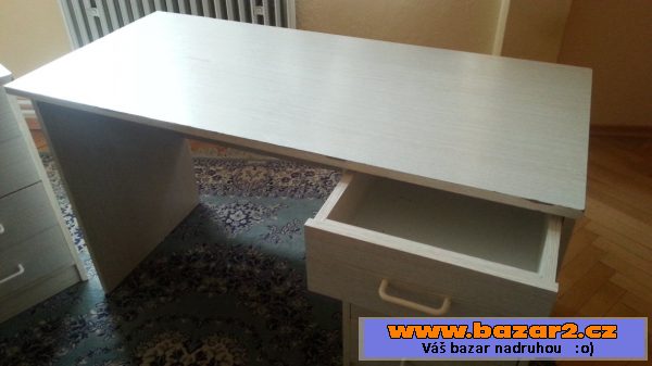 2 starší kancelářské stoly - 800 Kč