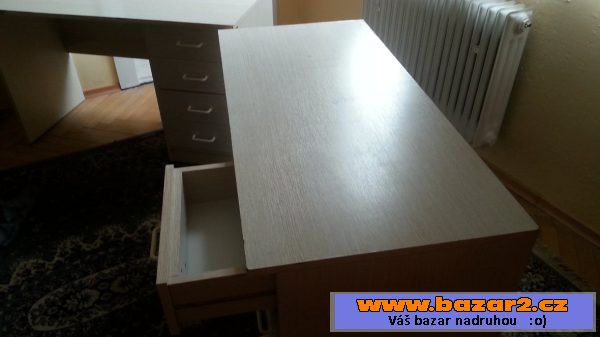 2 starší kancelářské stoly - 800 Kč