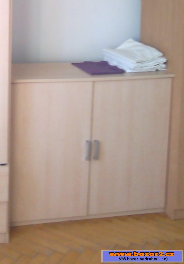 Vybavení ložnice, skříně, komoda