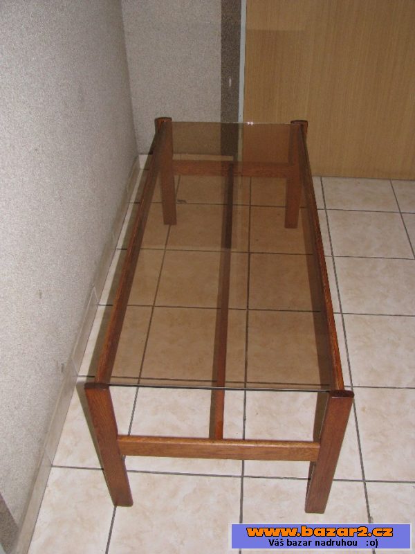 Prosklený konferenční stolek