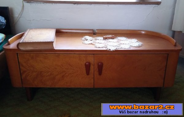 Šatní skříně, komody, stolek