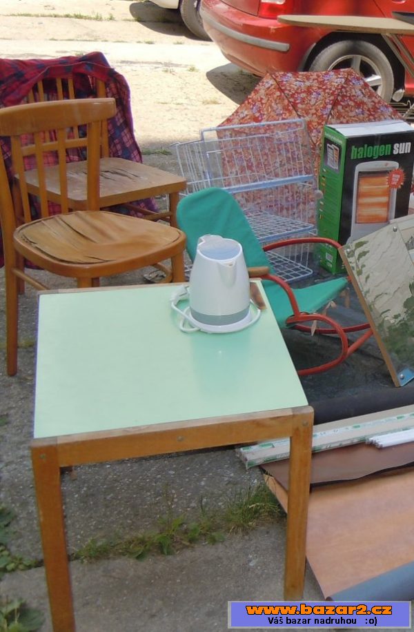 Stůl na kolečkách a nízký stůl