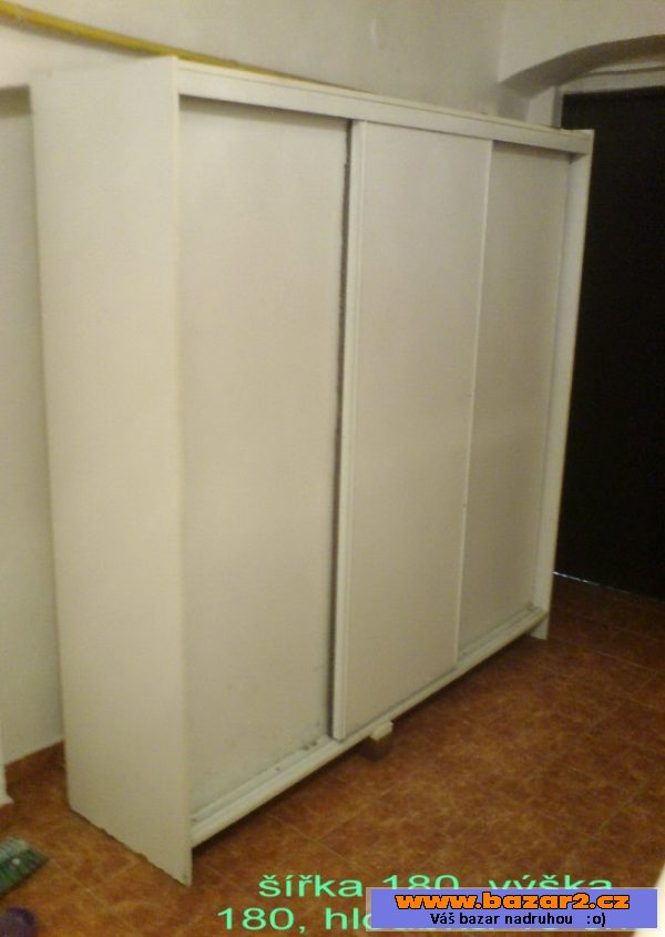 Nabízím šatní skříň 