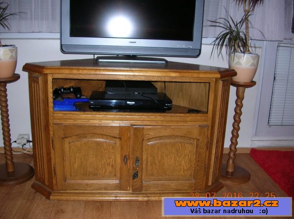 Komoda + stolek pod TV + 2x vitrína