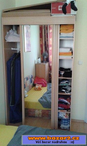 Skříň s posuvnými dveřmi a zrcadlem