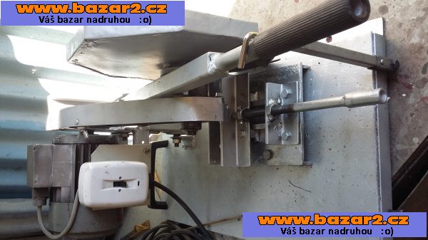 Rozbrušovací kotoučová pila.