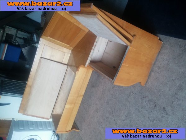 Prodám dřevěnou rohovou lavici s uložným prostorem . Full masive viz foto 