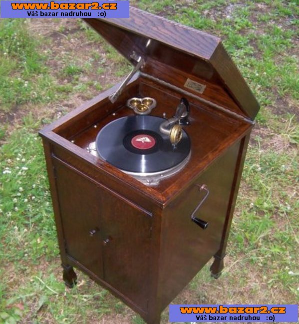 Americký salónní skříňový gramofon na kliku, rok 1920
