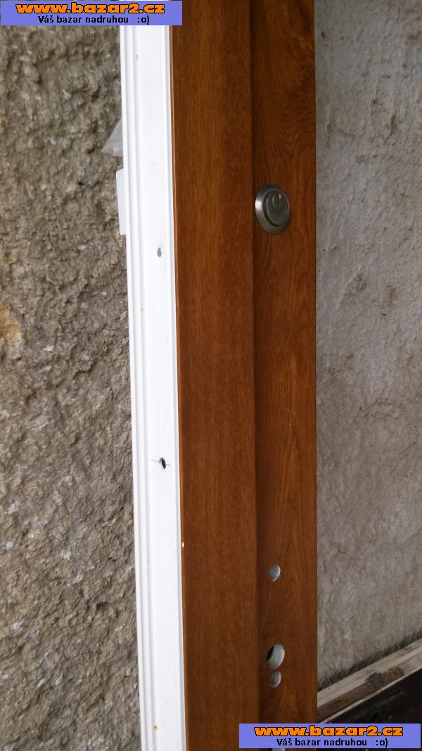 Prodám vchodové domovní dveře levé,se zárubní. 