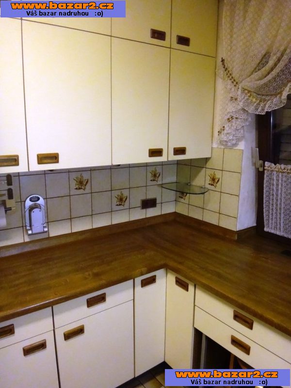Moderní kuchyně „Sur“ kompletně vybavená se spotřebiči.