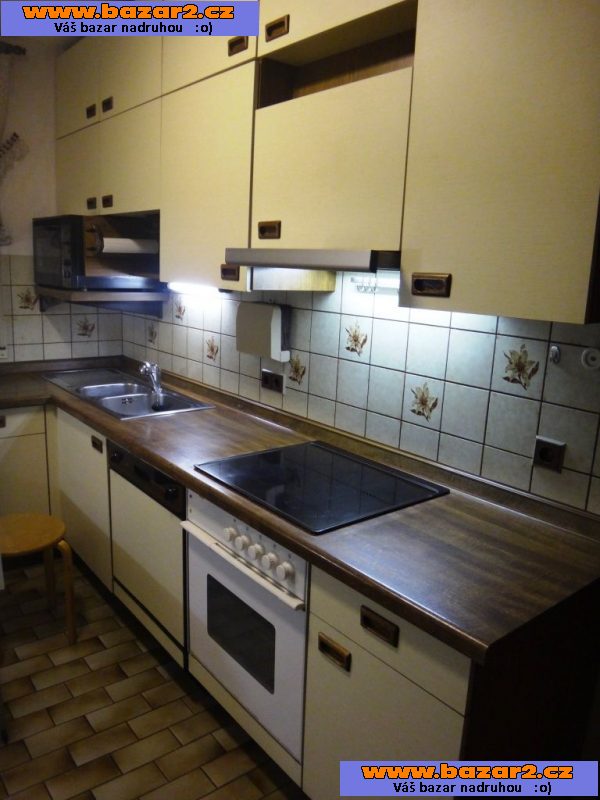 Moderní kuchyně „Sur“ kompletně vybavená se spotřebiči.