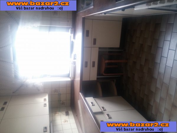 Moderní kuchyně „Sur“ kompletně vybavená se spotřebiči.