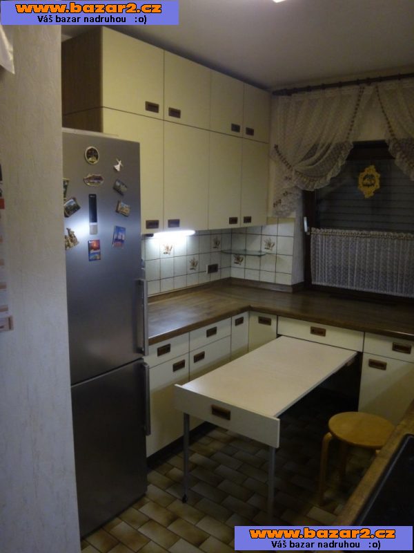 Moderní kuchyně „Sur“ kompletně vybavená se spotřebiči.