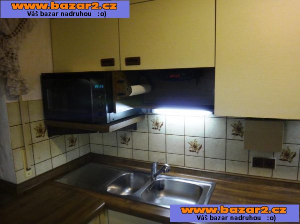 Moderní kuchyně „Sur“ kompletně vybavená se spotřebiči.