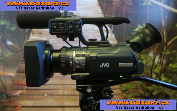 Tříčipová kamera JVC GY-HM100E