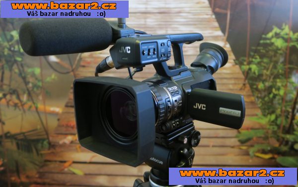 Tříčipová kamera JVC GY-HM100E