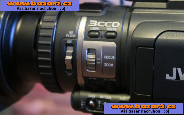 Tříčipová kamera JVC GY-HM100E
