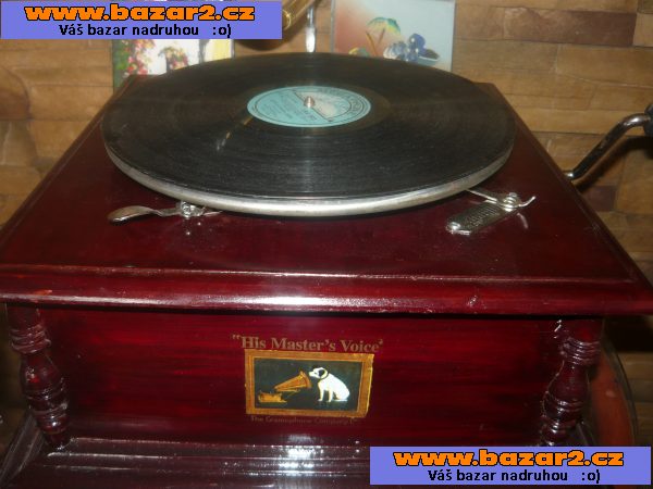 Gramofon na kliku s troubou