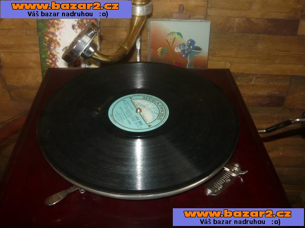 Gramofon na kliku s troubou