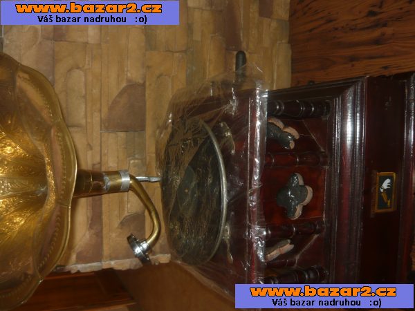 Gramofon na kliku s troubou