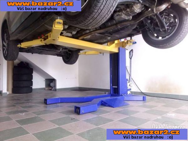 Jednosloupový zvedák mobilní 2500 kg nový