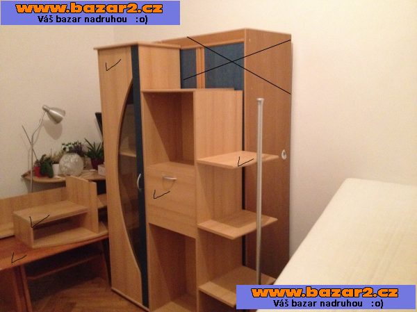 Obývací stěna vzhled přírodní dřevo s modrými dvířky
