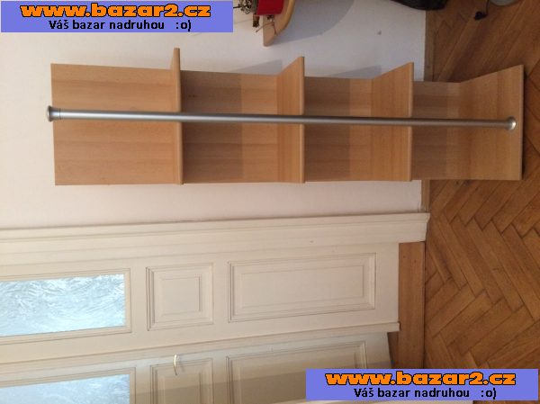 Obývací stěna vzhled přírodní dřevo s modrými dvířky