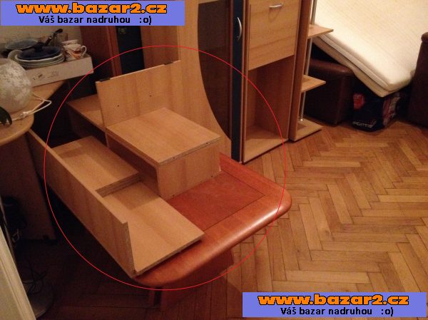 Obývací stěna vzhled přírodní dřevo s modrými dvířky