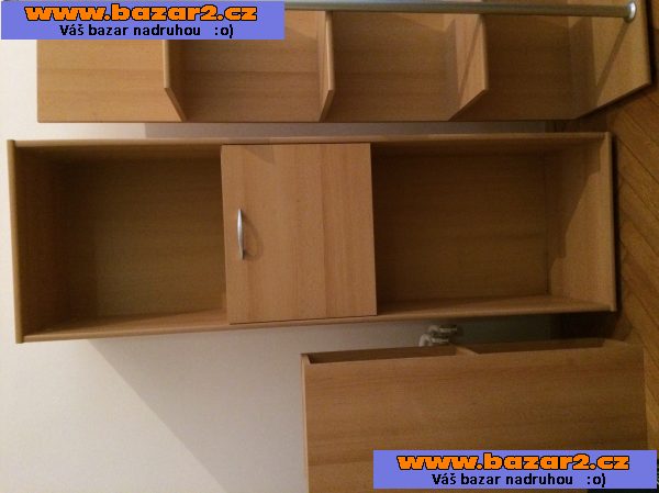 Obývací stěna vzhled přírodní dřevo s modrými dvířky