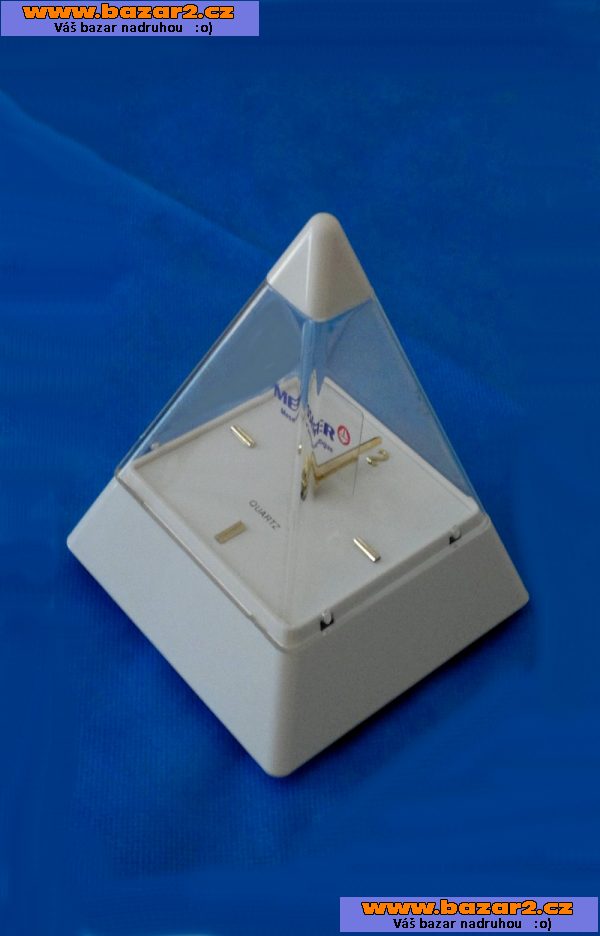 Nové designové stolní hodiny- budík,  tvar Pyramida.