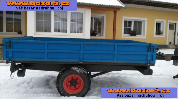 Zemědělský vlek, třístranně sklopný přívěs za traktor